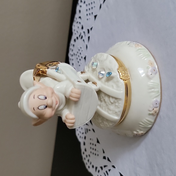 Disney Treasures Box - Picture 3 of 8